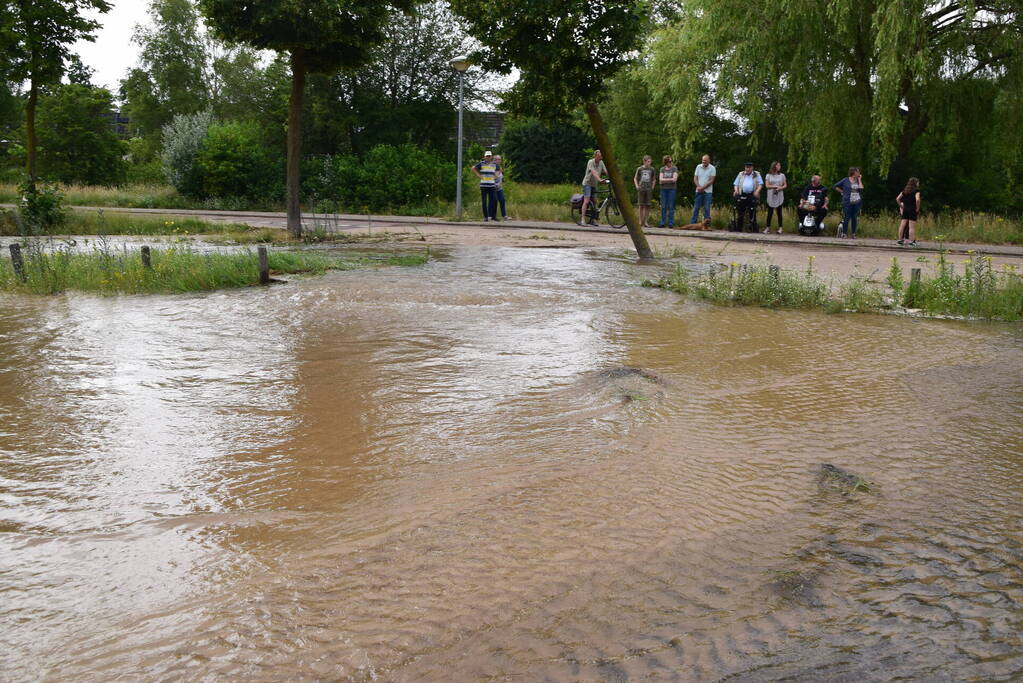 Gesprongen waterleiding zorgt voor enorme wateroverlast