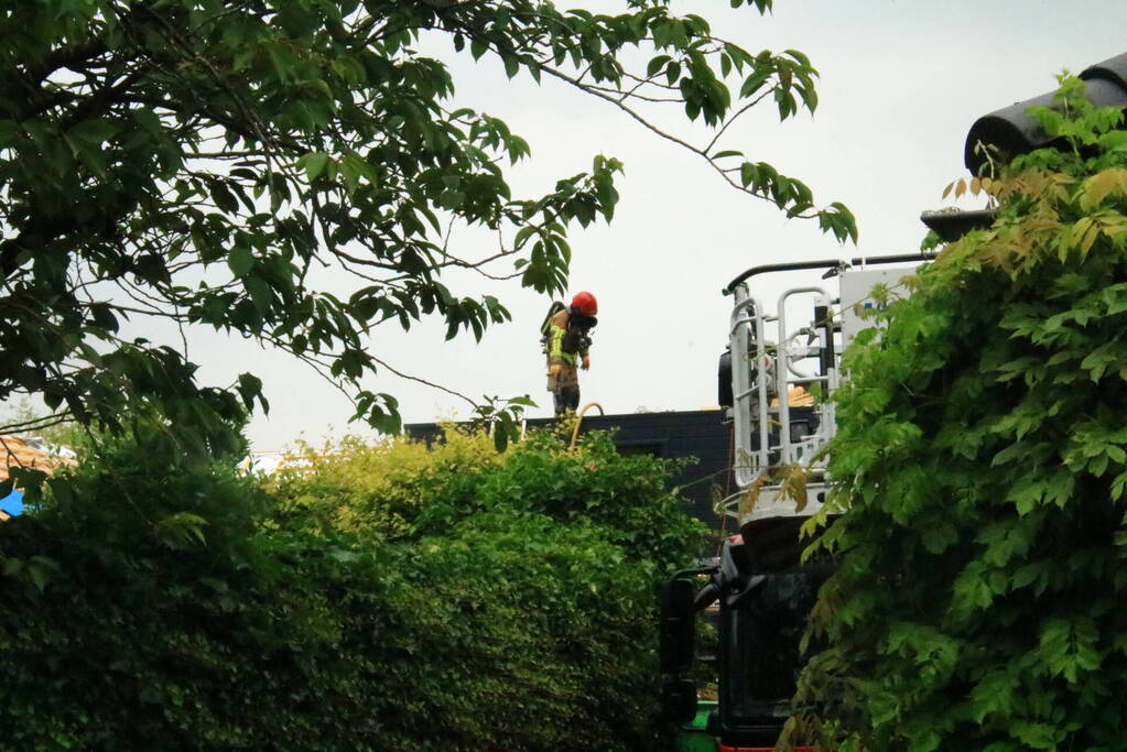 Brand op dak van woning