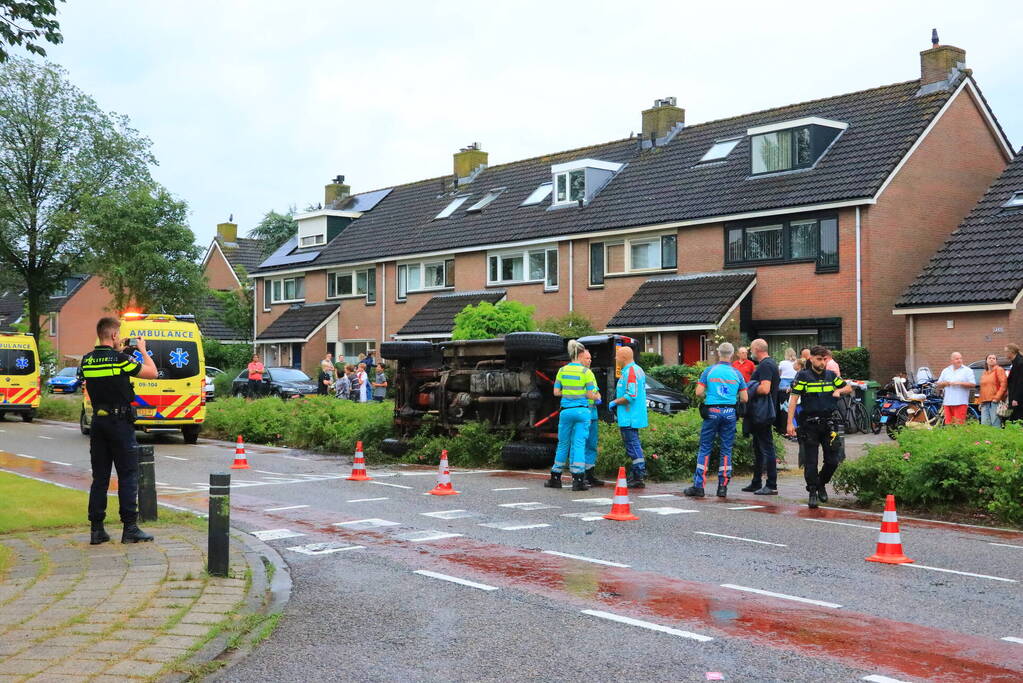 Auto op zijn kant na eenzijdig ongeval