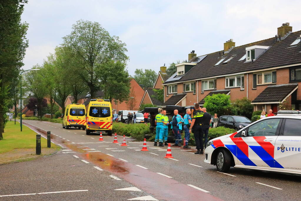 Auto op zijn kant na eenzijdig ongeval