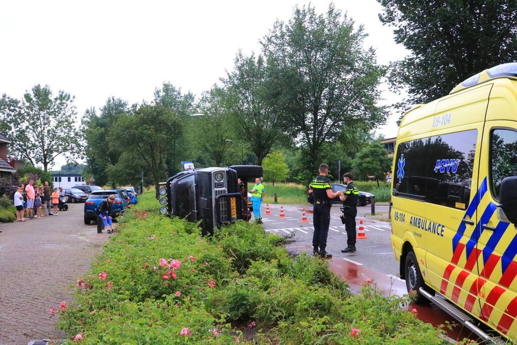 Auto op zijn kant na eenzijdig ongeval