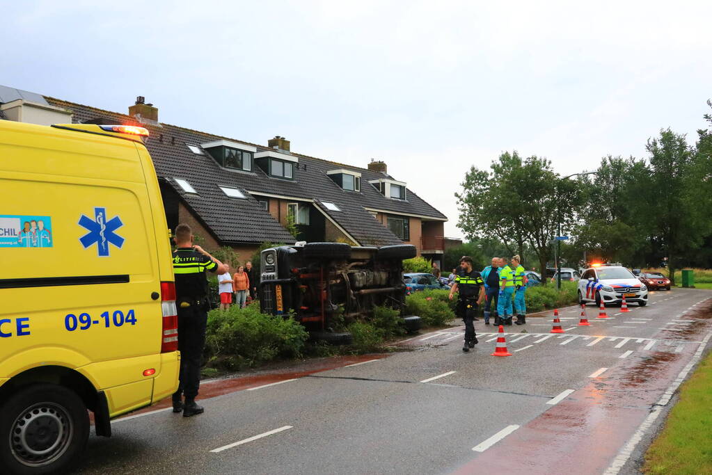 Auto op zijn kant na eenzijdig ongeval