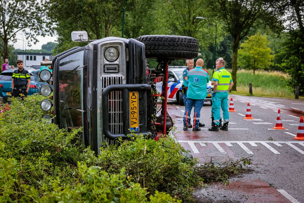 Auto op zijn kant na eenzijdig ongeval