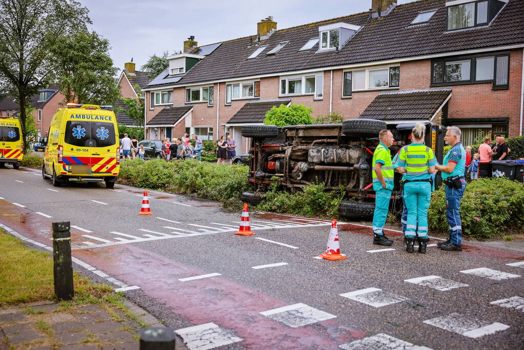 Auto op zijn kant na eenzijdig ongeval