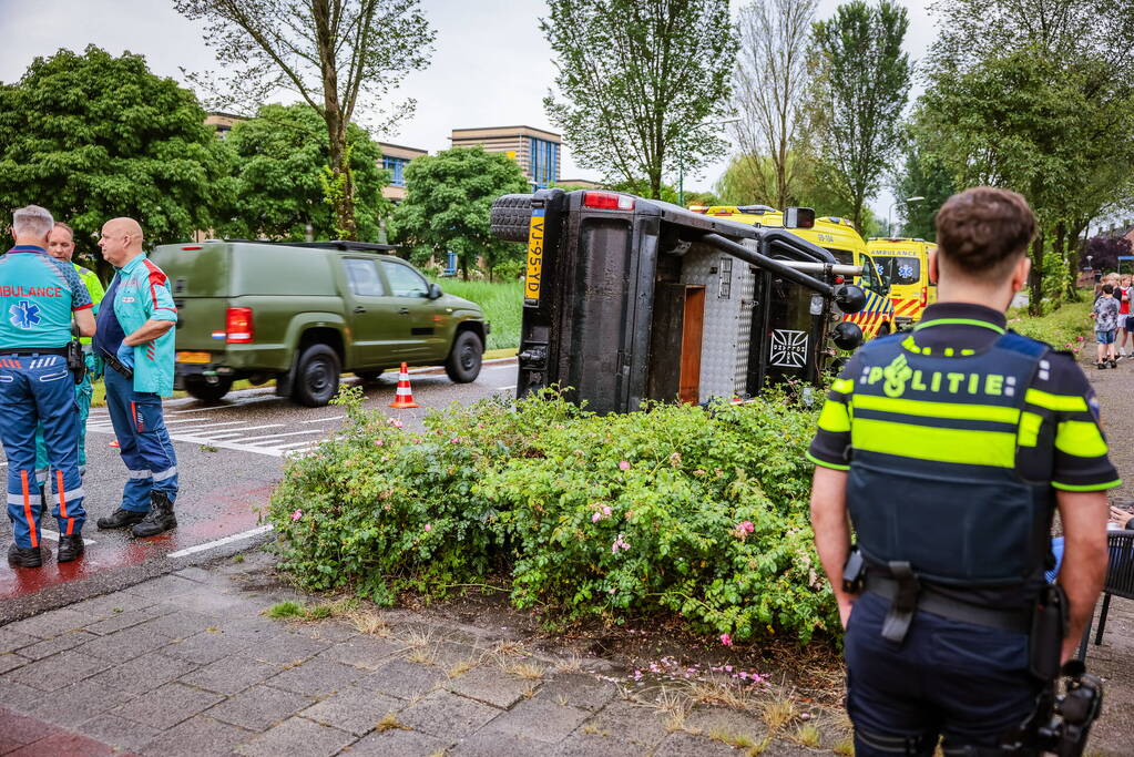 Auto op zijn kant na eenzijdig ongeval