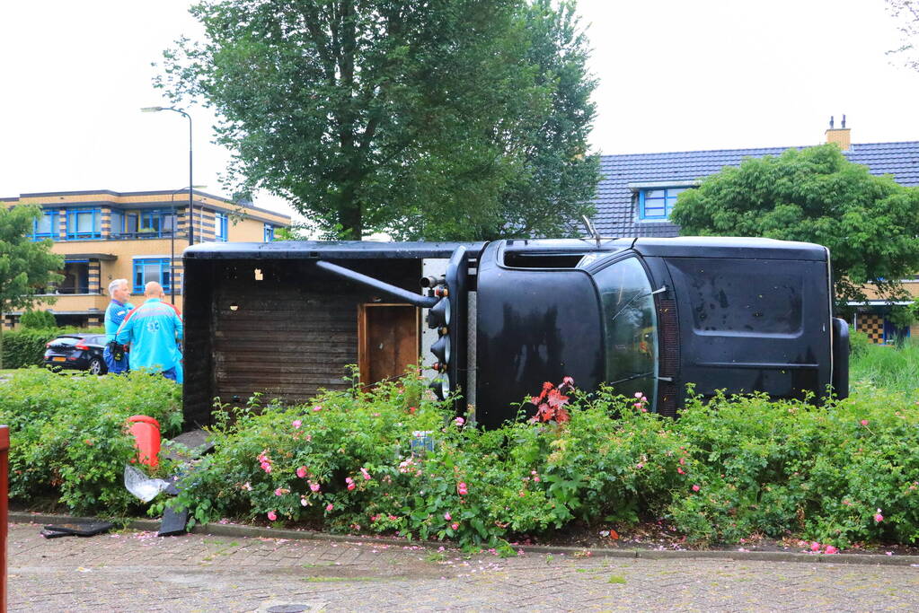 Auto op zijn kant na eenzijdig ongeval