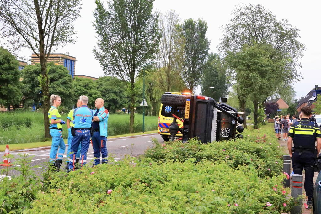 Auto op zijn kant na eenzijdig ongeval