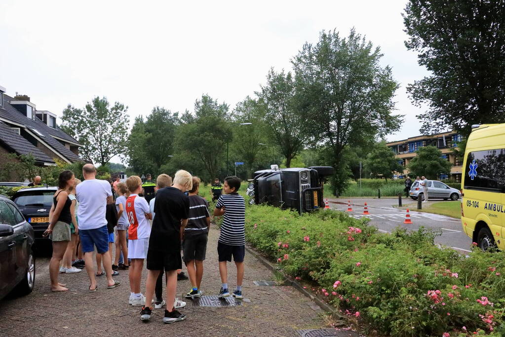 Auto op zijn kant na eenzijdig ongeval