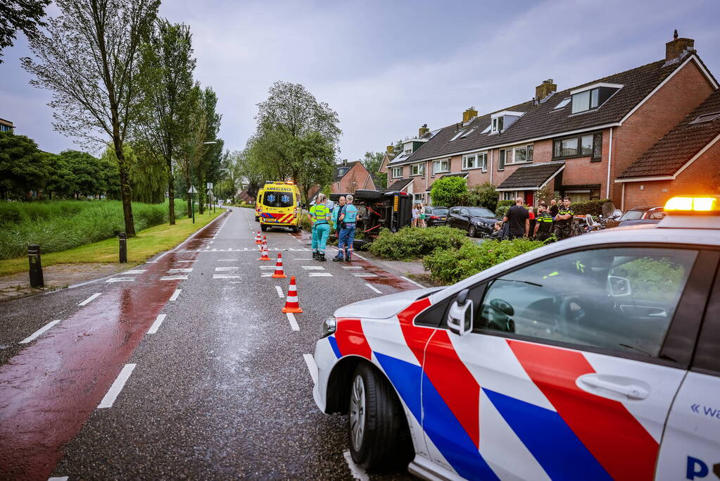 Auto op zijn kant na eenzijdig ongeval
