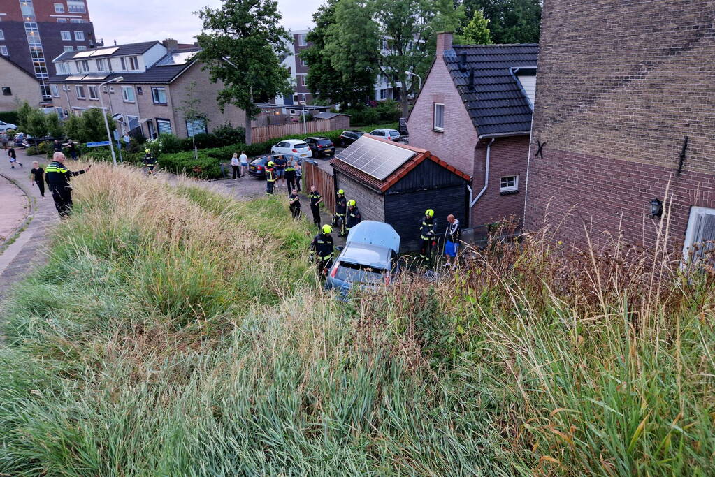 Auto rolt van dijk af