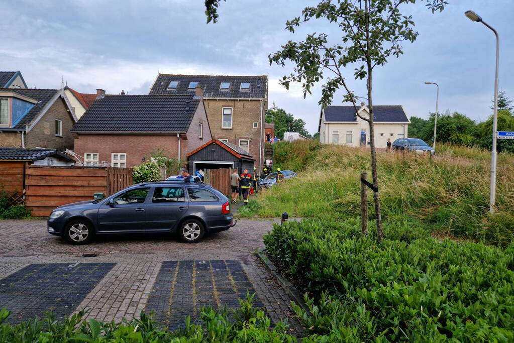 Auto rolt van dijk af