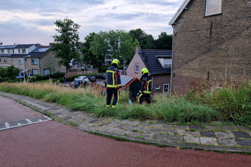 Auto rolt van dijk af