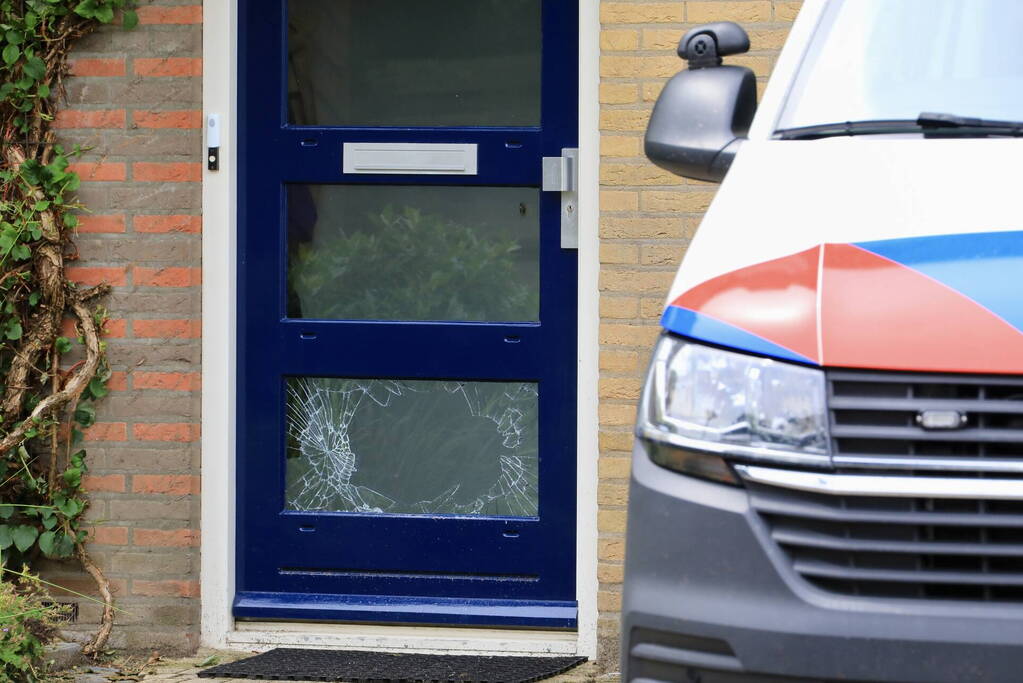 Voordeur opgeblazen van woning in Nieuwland
