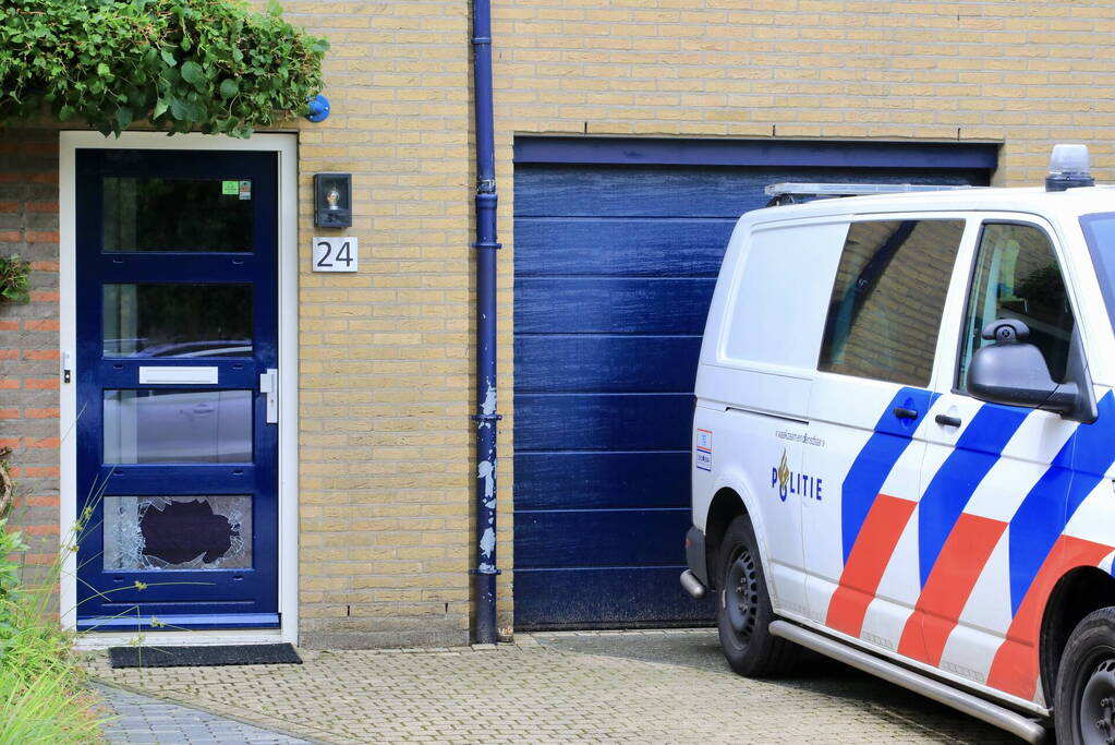 Voordeur opgeblazen van woning in Nieuwland
