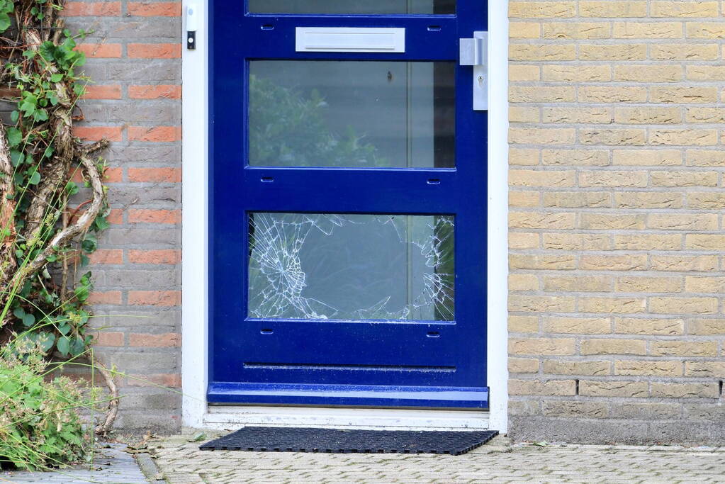 Voordeur opgeblazen van woning in Nieuwland