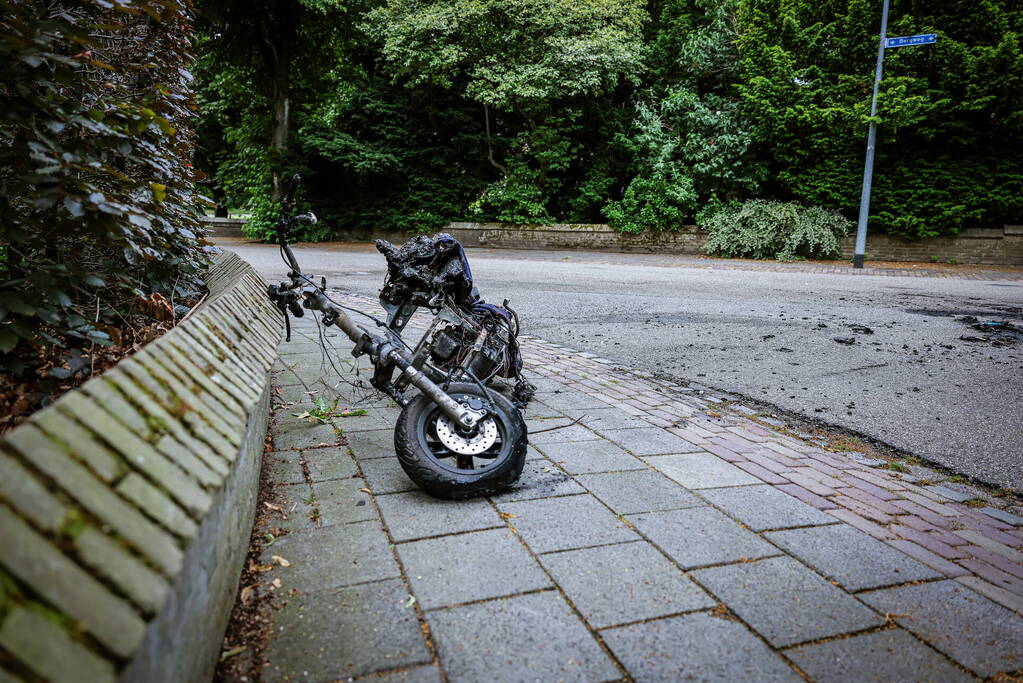 Scooter gaat in vlammen op nabij pand Talpa Network