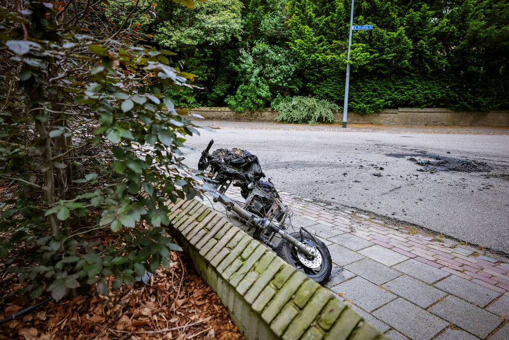 Scooter gaat in vlammen op nabij pand Talpa Network