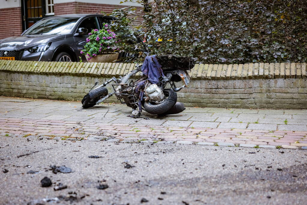 Scooter gaat in vlammen op nabij pand Talpa Network