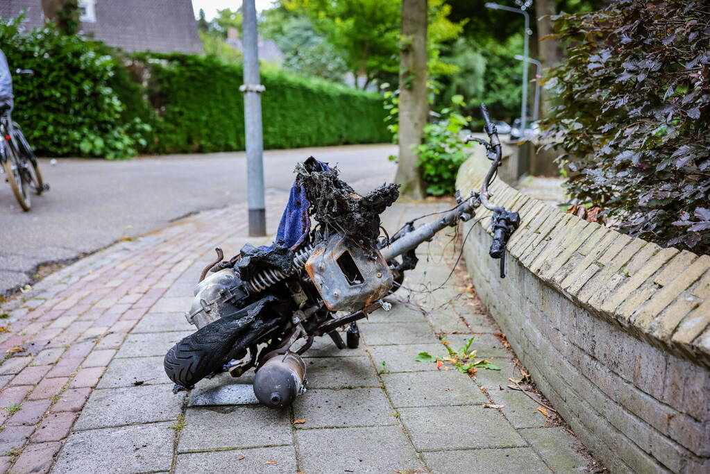 Scooter gaat in vlammen op nabij pand Talpa Network