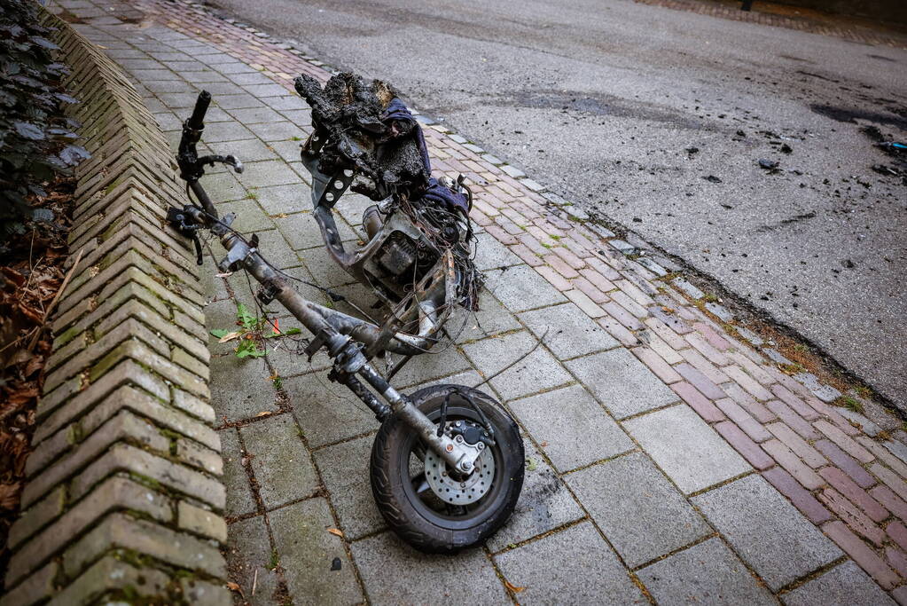 Scooter gaat in vlammen op nabij pand Talpa Network