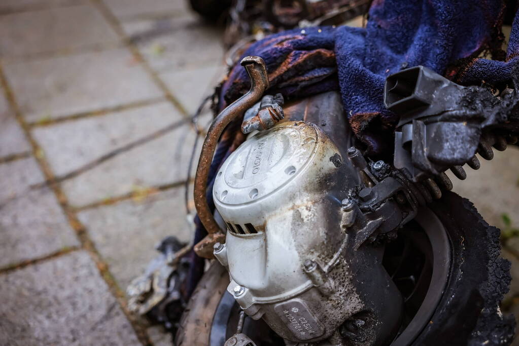 Scooter gaat in vlammen op nabij pand Talpa Network