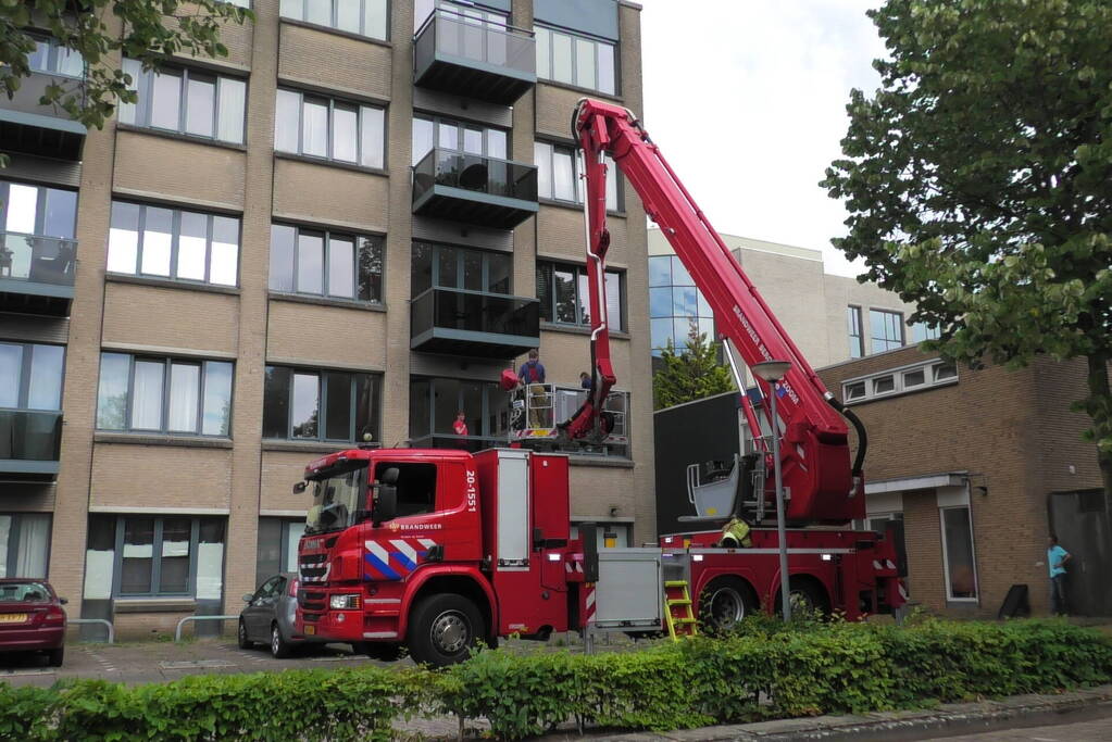 Bewoner sluit zichzelf buiten, brandweer schiet te hulp