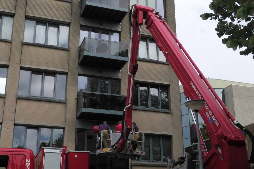 Bewoner sluit zichzelf buiten, brandweer schiet te hulp