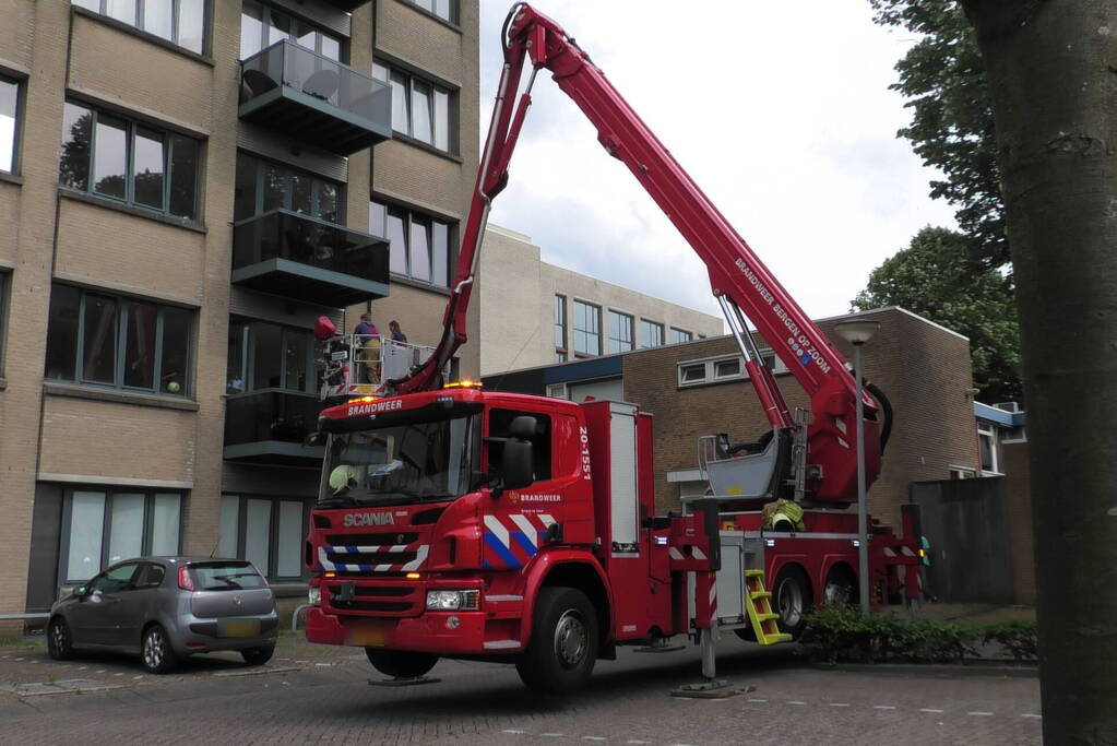 Bewoner sluit zichzelf buiten, brandweer schiet te hulp