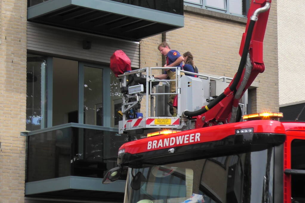 Bewoner sluit zichzelf buiten, brandweer schiet te hulp