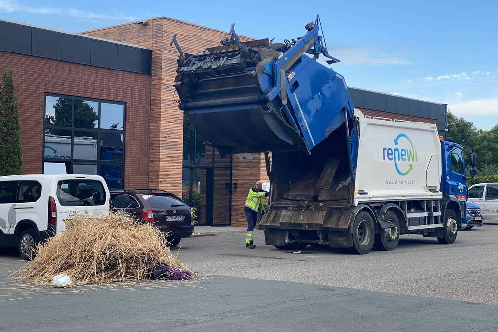Lading van vuilniswagen in brand bij kwekerij Rozenhof