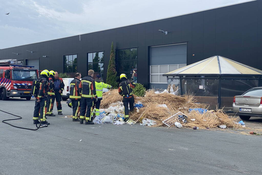 Lading van vuilniswagen in brand bij kwekerij Rozenhof