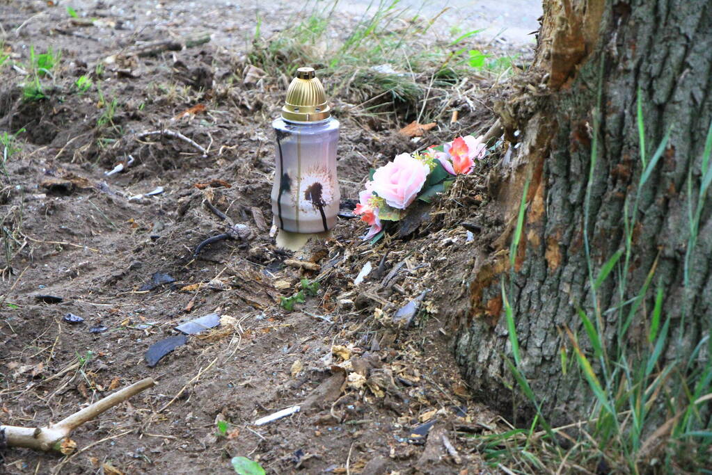 Kaarsje en bloemen neergelegd voor omgekomen automobilist