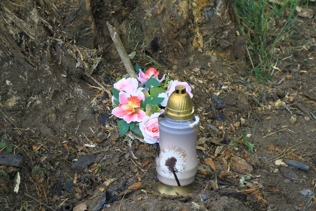 Kaarsje en bloemen neergelegd voor omgekomen automobilist