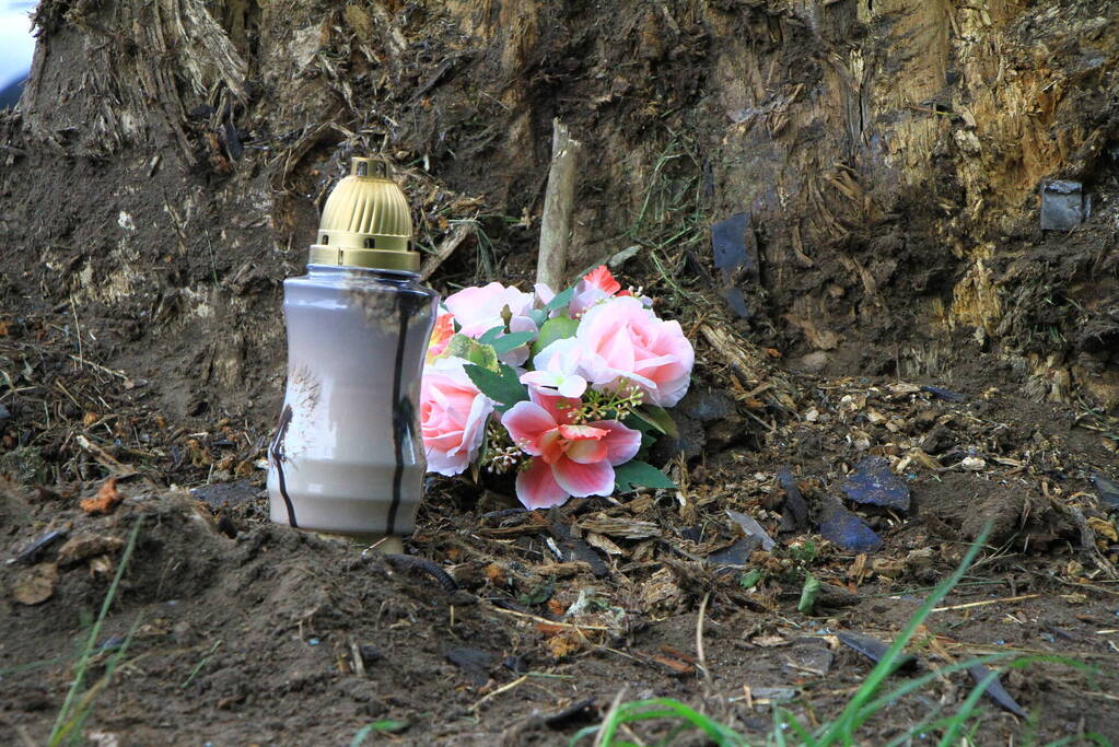 Kaarsje en bloemen neergelegd voor omgekomen automobilist