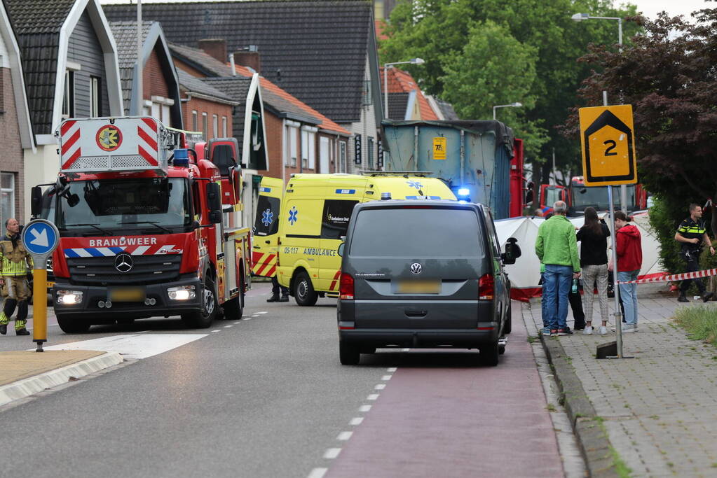Dode bij ongeval tussen scooterrijder en vrachtwagen