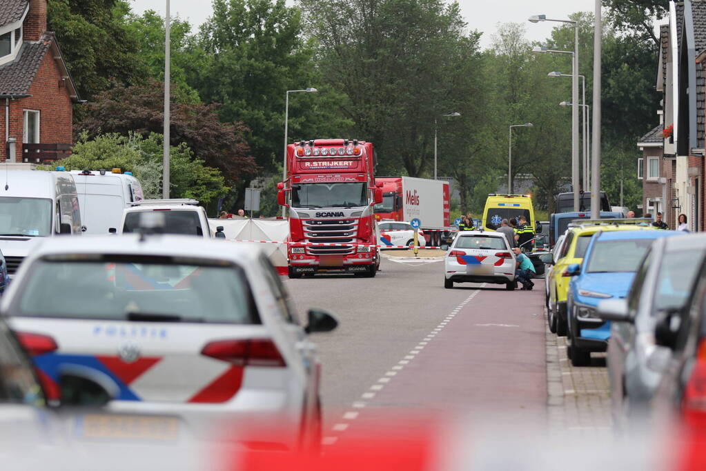 Dode bij ongeval tussen scooterrijder en vrachtwagen