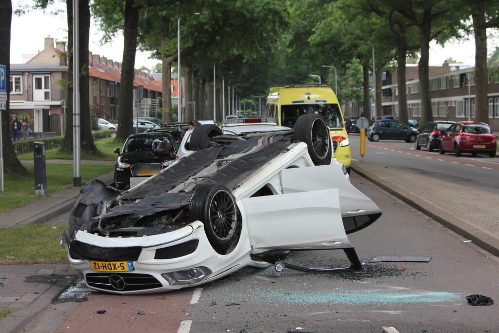 Mercedes slaat over de kop