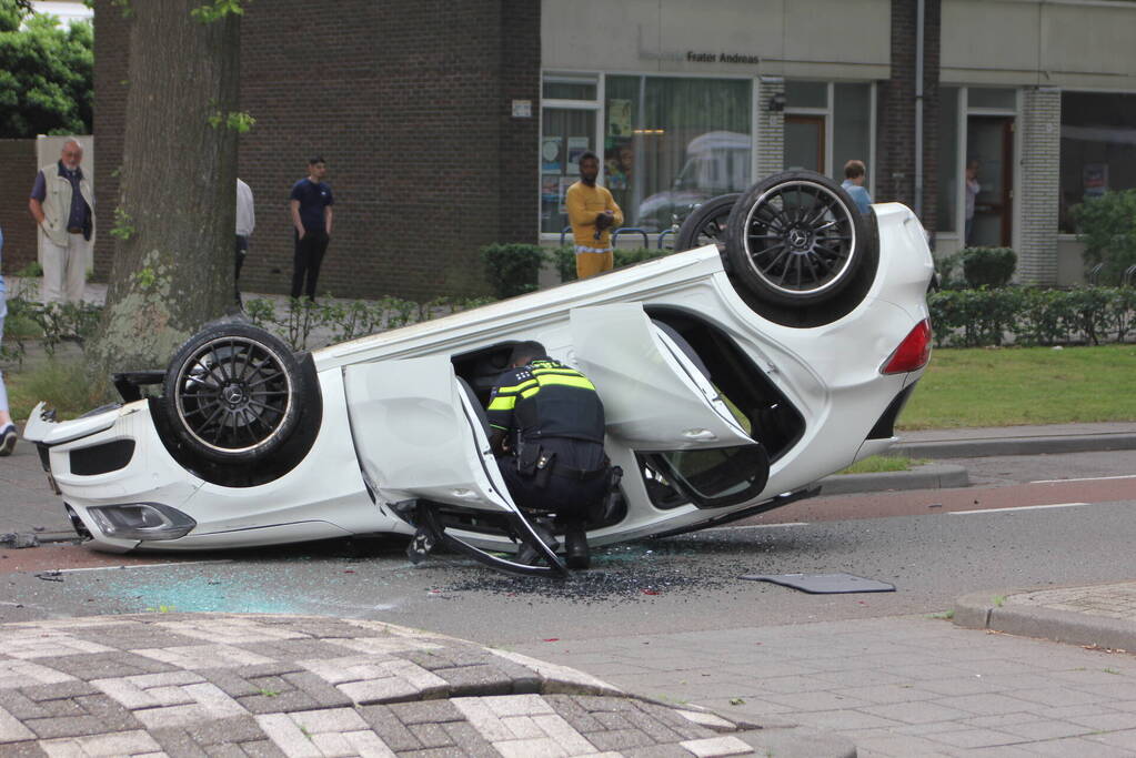 Mercedes slaat over de kop