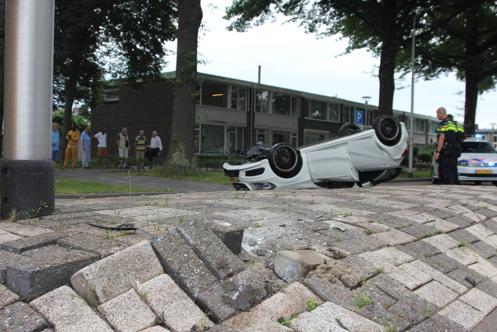 Mercedes slaat over de kop