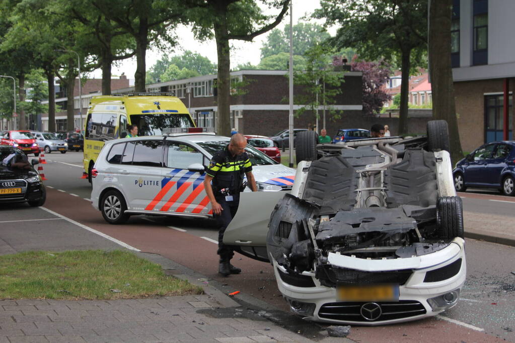 Mercedes slaat over de kop