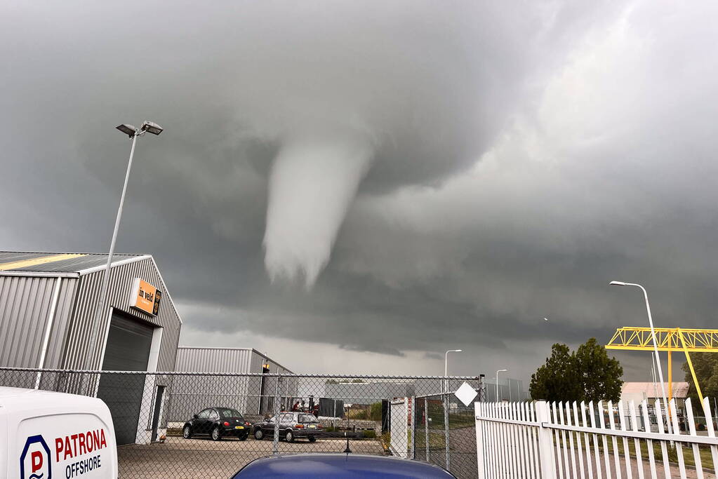 Windhoos richt grote schade aan, een dode