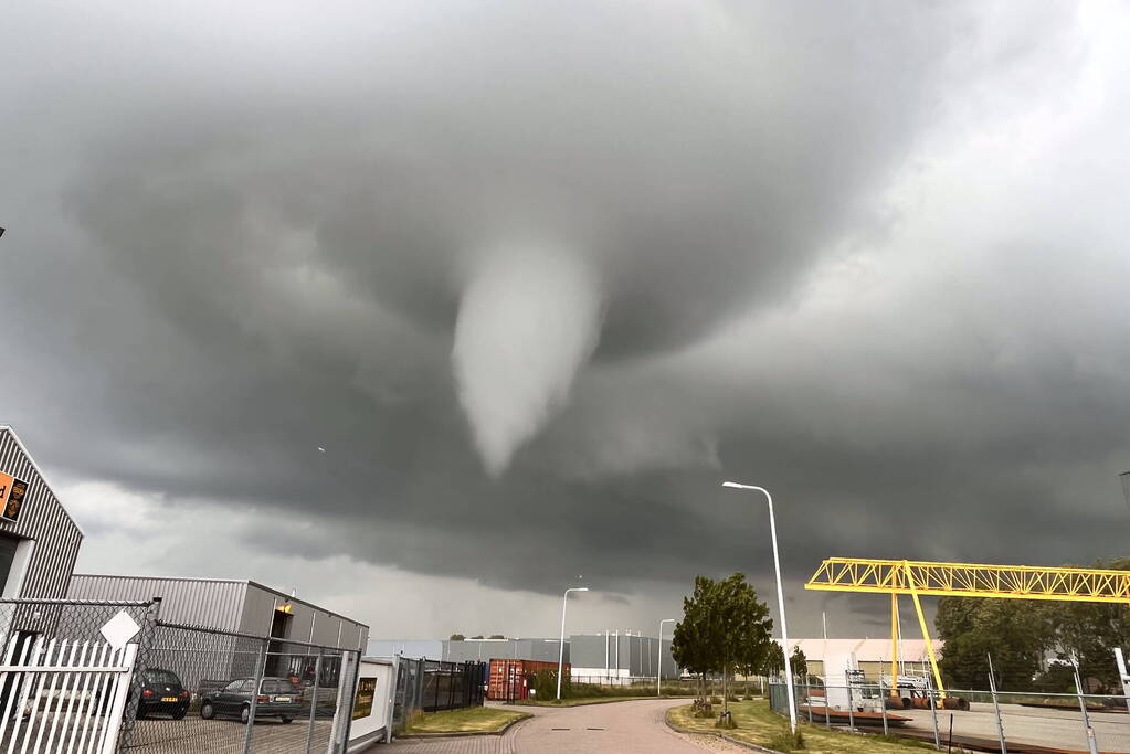 Windhoos richt grote schade aan, een dode