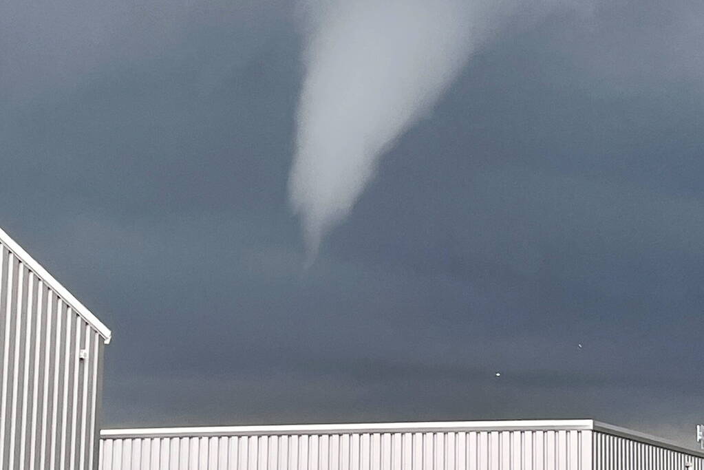 Windhoos richt grote schade aan, een dode