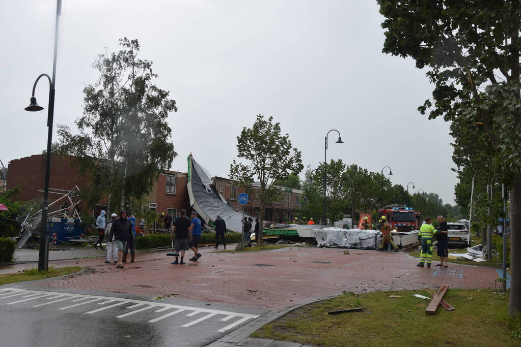 Windhoos richt grote schade aan, een dode