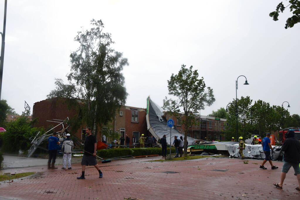 Windhoos richt grote schade aan, een dode
