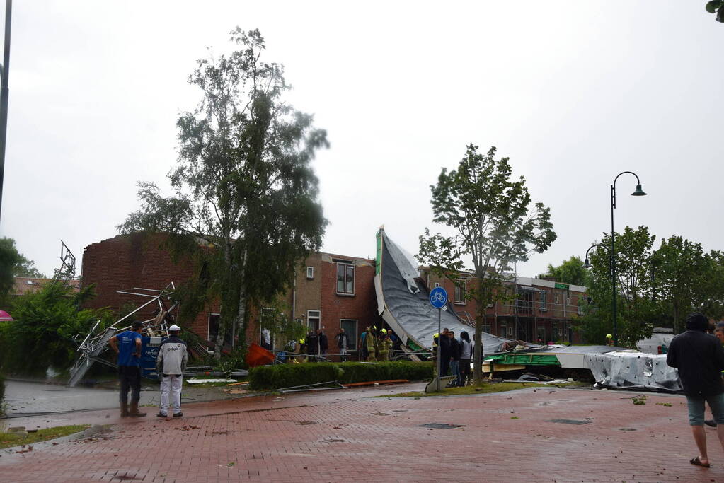 Windhoos richt grote schade aan, een dode