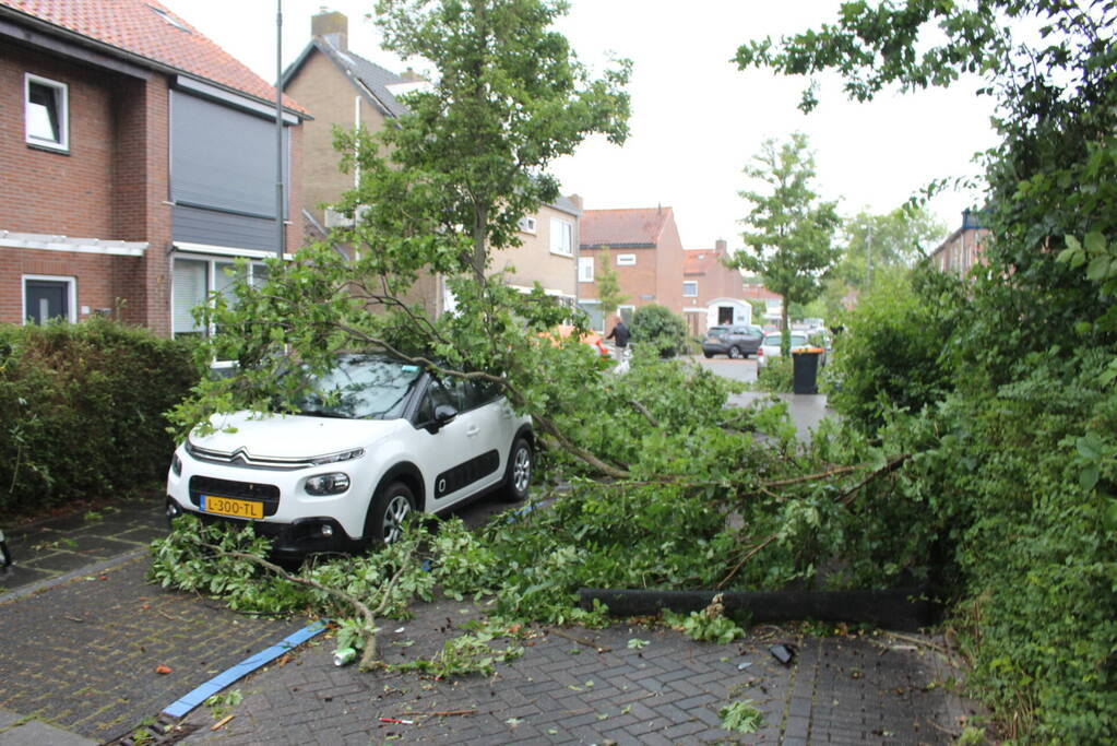 Windhoos richt grote schade aan, een dode
