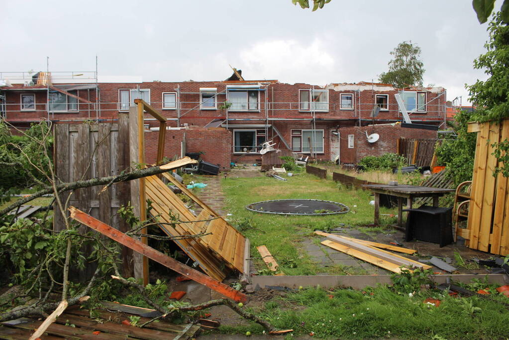 Windhoos richt grote schade aan, een dode