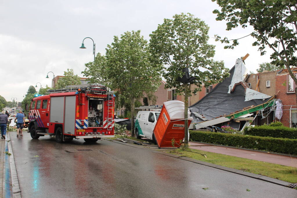 Windhoos richt grote schade aan, een dode