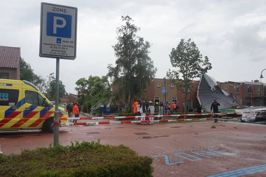Windhoos richt grote schade aan, een dode